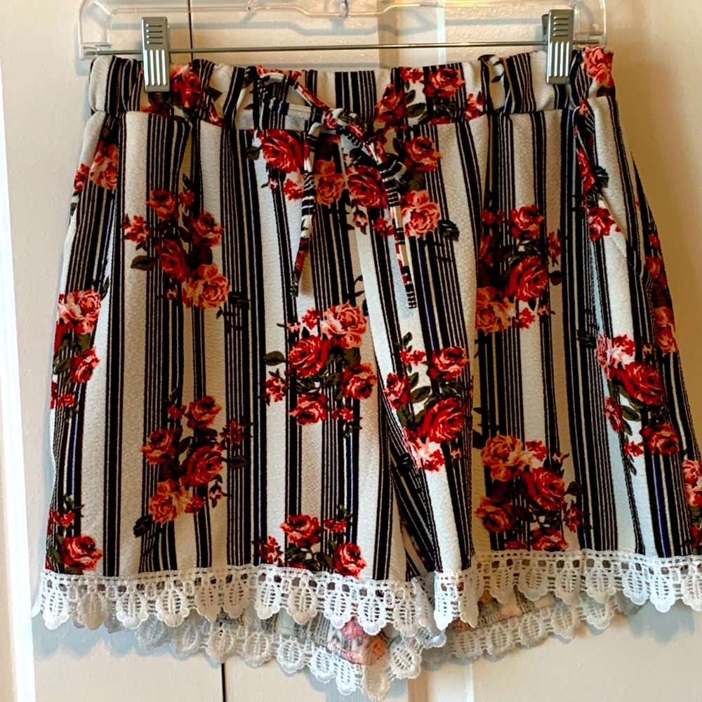 Floral/Striped Lace Shorts w/drawstring and pockets L/XL